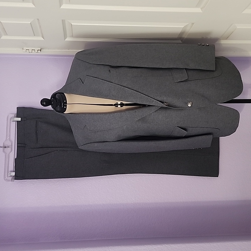 Edgeworth Dark Grey Single breasted Suit 42L